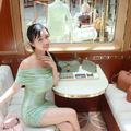 くりえみ、”デコルテライン”と“美脚”が目を惹くオフショルミニドレス姿披露 画像