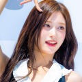 本当に10代…？IVE・イソ、ずり落ちそうな“紐無し”ドレスで豊かなボリューム感「ギリギリ」「やば」 画像