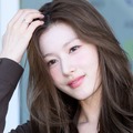 ミニ丈でギリギリ?TWICE・サナ、大胆な“お座りポーズ”に視線集中「うわぁ!」「これは反則」