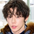 TXT・ヨンジュン、パーマヘアにイメチェン！猫のような可愛らしさが倍増した姿で空港に登場 画像