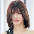 動く度に“パンチラ”…TWICE・モモ、スリット入りの攻めたミニスカ姿で登場 見せに来る大胆さ 画像