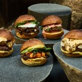 右から時計回りに京かぶグラタンバーガー、京野菜味噌照り焼きバーガー、山椒牛すきバーガー、舞茸天ぷらのジャンキーチーズバーガー、山椒牛すきバーガー、フィッシュフライのしば漬けタルタルバーガー