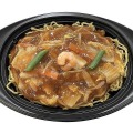 黒い容器に盛り付けたあんかけ焼そば