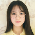 乃木坂46・鈴木佑捺、6期生グラビア企画に登場！メガネ姿やパンを食べる自然体の姿を披露 画像