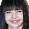 「下履いてる？」大胆すぎる肌見せ！BLACKPINK・リサ、圧巻スタイル際立つ刺激的な衣装で魅了 画像