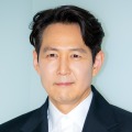『イカゲーム』主演イ・ジョンジェ、父親の死去が遅れて明らかに 所属事務所がコメント