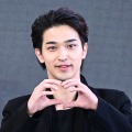 ハートポーズも! 横浜流星、釜山国際映画祭に登場 映画『汝、星のごとく』野外舞台あいさつで笑顔