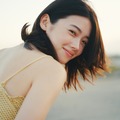 海辺で笑顔を見せる南琴奈 ©KADOKAWA/撮影:野口花梨