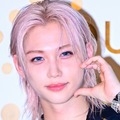 Stray Kids・フィリックス、胸元まで伸びたブロンドヘアが印象的… パリで見せた“スーツ姿”にうっとり 画像