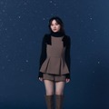冬の新作を着用する川﨑桜