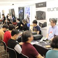ヘッドフォン祭の会場でオーディオ機器を試聴する来場者