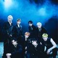 青い照明の中で撮影されたStray Kids