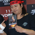 ビックカメラ横浜西口店の「宇宙戦争」DVD発売イベントに長州小力が乱入! 画像