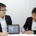 Actibookによる電子書籍が表示されたiPadとiPhoneを持つ小友氏（左）と北村氏（右）