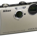 「COOLPIX S1100pj」のシルバー