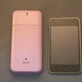 iPhoneとのサイズ比較（プレイ フォー ハー オーデパルファム、50ml）