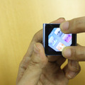 iPod nanoを2本指で回転させているところ
