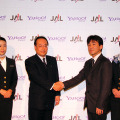 JAL客室乗務員に囲まれ握手を交わす上原氏（中央左）と喜多埜氏（中央右）