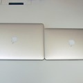 MacBook Airの天面。13.3型（左）と11.6型（右）