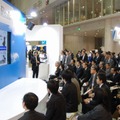 ソフトバンクの展示ブース。iPhone／iPadを用いた「ホワイトワークスタイル」の事例を紹介している