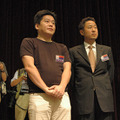 ※写真は近鉄バファローズ（当時）の買収に名乗りを上げた記者会見のもの。左が堀江社長、右が宮内取締役（東京証券取引所にて、2004年6月30日撮影）