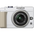 「OLYMPUS PEN Lite E-PL1s」の標準ズーム「M.ZUIKO DIGITAL 14-42mm F3.5-5.6II」レンズ装着時（ホワイト）