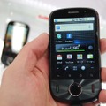 モバイルWi-Fiルータ機能は、画面上のガジェットをタップするだけで使える。「Pocket WiFi機能はAndroid   2.2でないと使いにくかった。2.2の登場に合わせてリリースできた」とエリック氏が語るように、操作は簡単だ