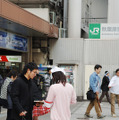 　JR秋葉原駅前の電気街口にナース姿のメガネ娘たちが出現し、DTIのTEPCOひかり入会キャンペーンをPR中。実施期間は2月6日から12日まで。