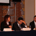 左からエバ・チェンCEO、マヘンドラ・ネギCOO/CFO、大三川彰彦 日本代表