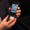 iPhone 4を充電スリーブに装着する必要がある