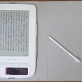 biblio Leaf SP02本体。A5版よりやや小さく、ディスプレイには電子ペーパーを採用している