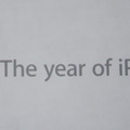 ジョブズ氏の「2011年はiPad 2の年」の言葉とともにイベント会場に映し出された文字