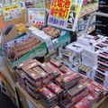 中央通りを外れた、裏通りの小規模店では、電池を山積みで販売中の店もあった