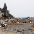 東日本大震災 津波は高台まで押し寄せ、室内には大きな魚が 東日本大震災 津波は高台まで押し寄せ、室内には大きな魚が