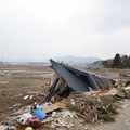 東日本大震災 津波は高台まで押し寄せ、室内には大きな魚が 東日本大震災 津波は高台まで押し寄せ、室内には大きな魚が