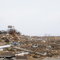 東日本大震災 津波は高台まで押し寄せ、室内には大きな魚が 東日本大震災 津波は高台まで押し寄せ、室内には大きな魚が