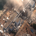 福島第一原子力発電所（3月14日撮影）（c）DigitalGlobe社
