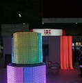 シップスのブース。高輝度LEDをアレイ状にしたフレキシブルディスプレイを展示