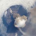 千島列島（クリル列島）のサリチェフ火山。2009年6月12日の噴火の様子（c）NASA