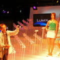 中央ステージではプロカメラマン森脇氏がモデルの女の子を被写体にLUMIXの撮影テクニックを伝授