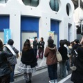 当日の建物の外では、若手芸人が携帯電話を宣伝中。こういったコラボが見られるのも、ヨシモト∞ならでは。これからの渋谷では当たり前の光景になるのだろうか