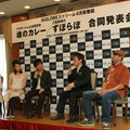 5人で番組を放送するブラザートム＆松尾貴史　魂のカレー。右からブラザートムさん、さん松尾貴史さん、柏原直人さん、小澤栄里さん、広澤草さん