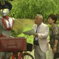 ソフトバンクモバイルの新CMでは、ウルトラマンが郵便屋さんとして登場