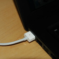 マグネットで吸着するMagSafe電源アダプタはMacBookにも採用されている