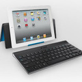 スタンドにiPadを横位置で設置したイメージ（iPadは別売）