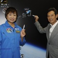 鶴見さんとしずちゃんはJAXAの職員や、宇宙飛行士たちのサインが並ぶ広大な宇宙が描かれたパネルにサイン