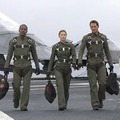 人工知能を搭載した戦闘機とパイロット3人のエア・バトルを描いた映画「ステルス」