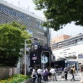 新宿駅東口に設置されたイベント会場