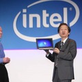 ASUSのジョニー・シー会長（右）とともに、Ultrabookを紹介する、インテルのショーン・マローニ主席副社長（Computex 2011にて）