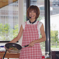 タレントの東原亜希さんが、三菱の電気自動車i-MiEVの電力でアウトドア料理に挑戦。2日、東京・豊洲でデモンストレーションがおこなわれた。